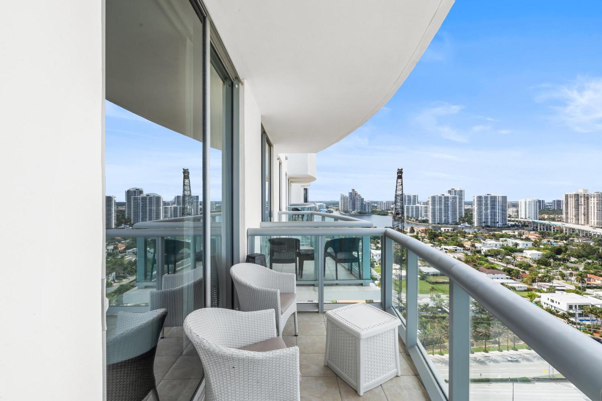 Above It All - A Luxurious Penthouse With High Ceilings Sunny Isles Beach Exteriér fotografie